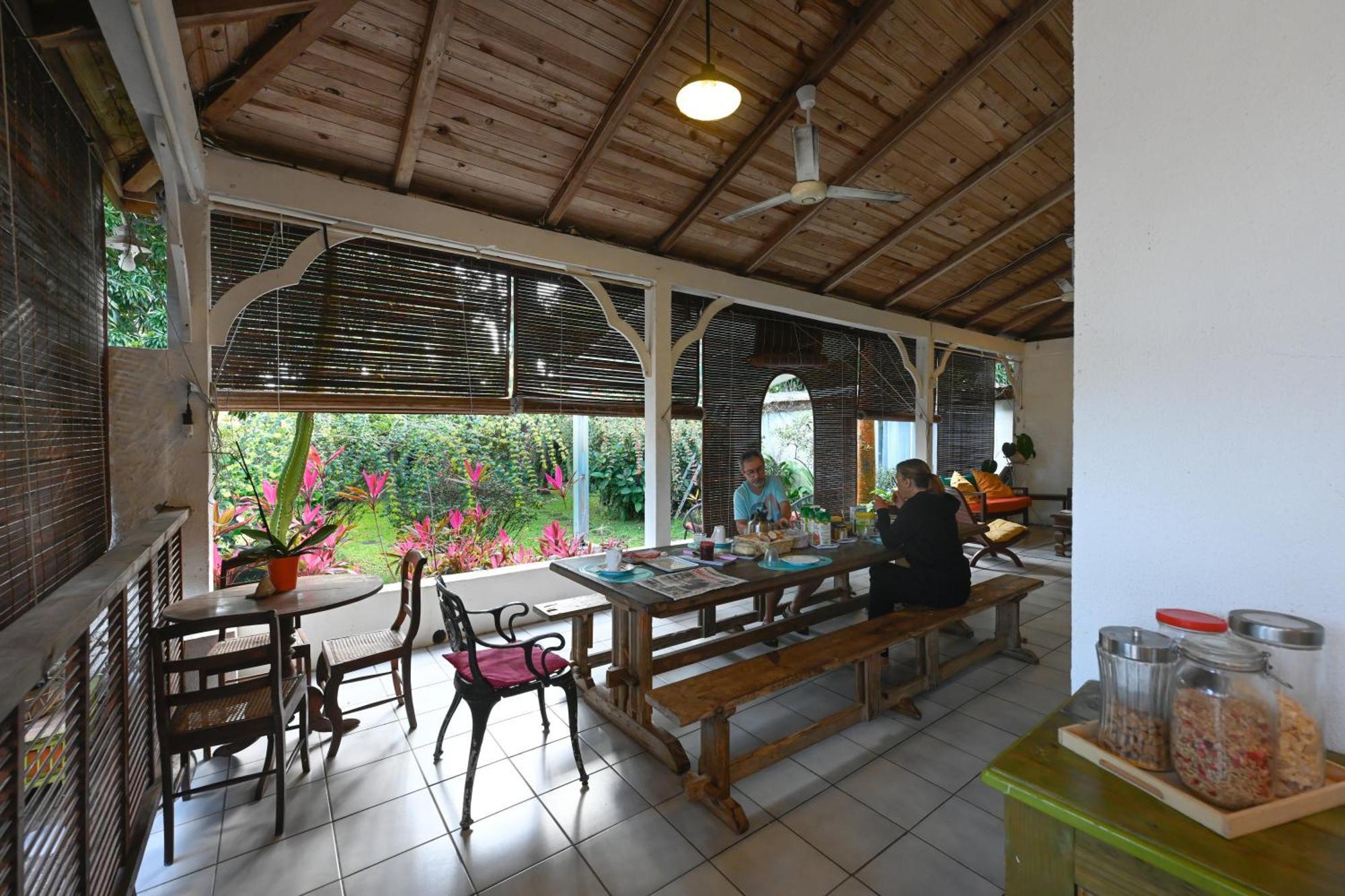 Le Medinilla Bed & Breakfast Bras-Panon Exterior photo
